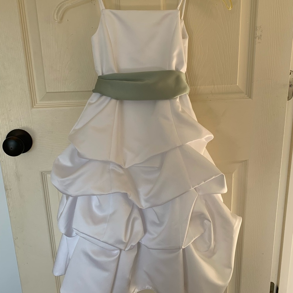 Girl’s white flower dress